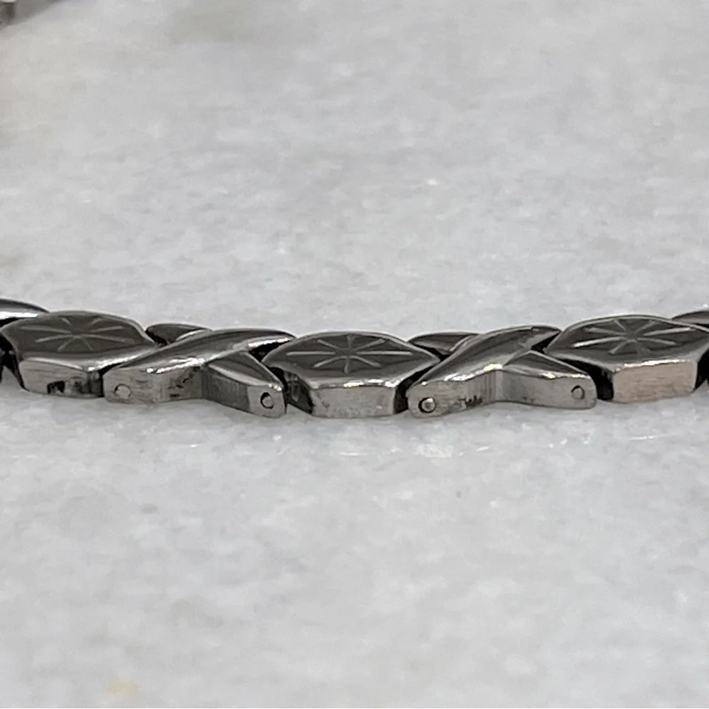 Criss Cross and Stars Silver 18” Necklace